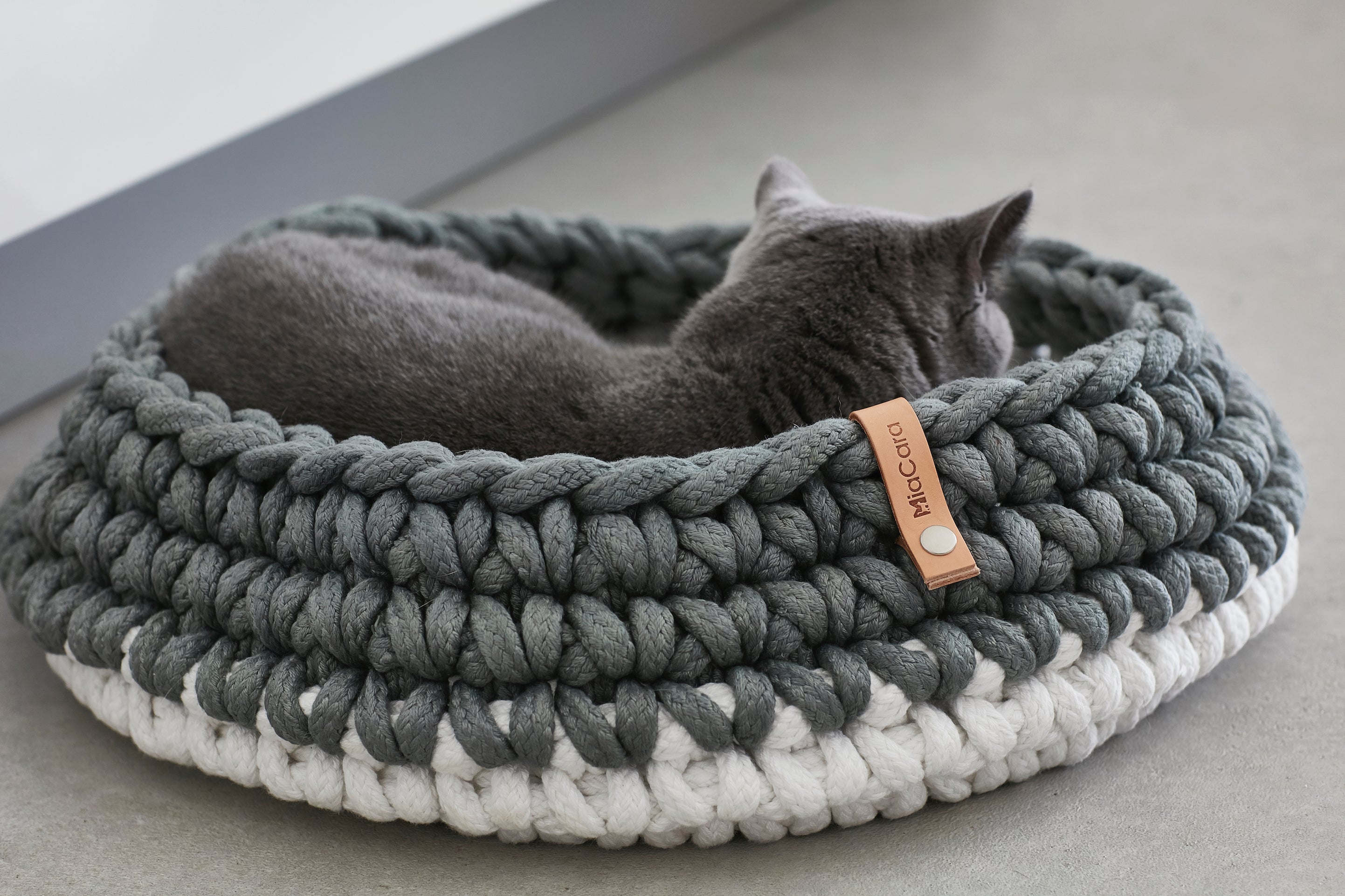 MiaCara Nido Cat Basket Slate &amp; White